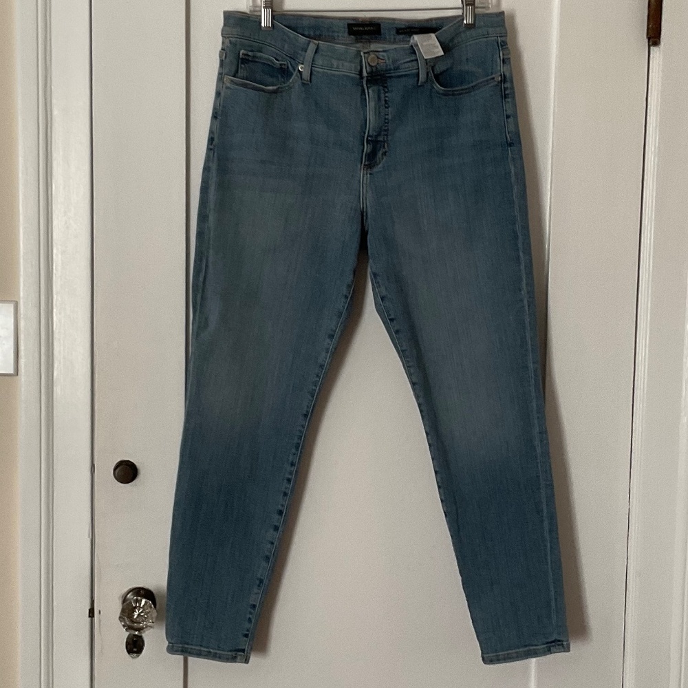 BANANA REPUBLIC Women's Classic Mid Rise Skinny Jean. Medium Wash  Sz. 32